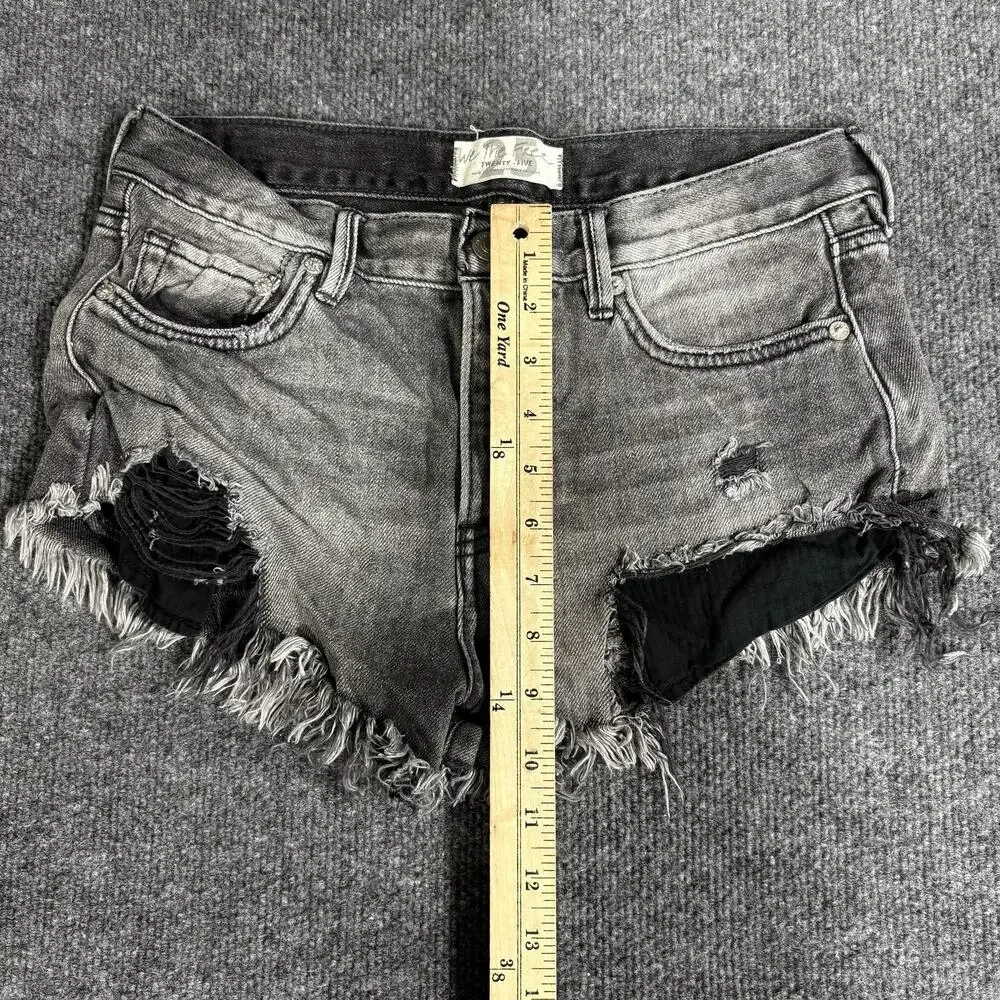 We The Free Shorts Womens 25 Gray Denim Cutoff Distressed Frayed Raw Hem Casual